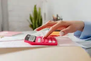 Bureau en journée avec documents fiscaux et calculatrice sur un bureau en bois