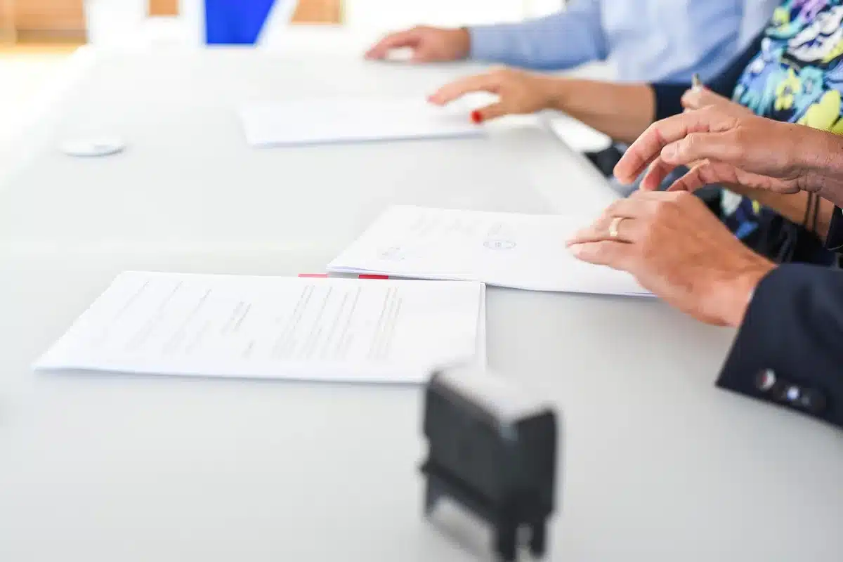 Mains d'un bailleur et d'un locataire signant un contrat de location