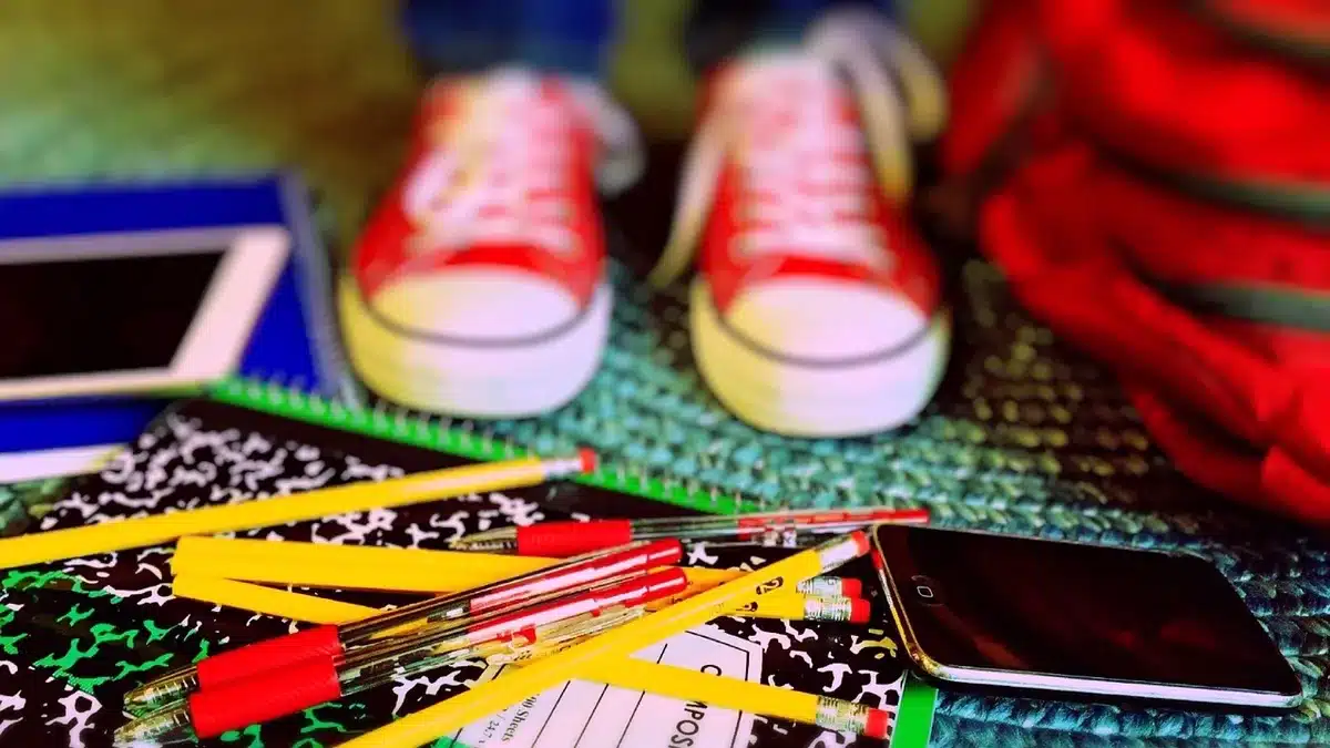 Jeunes élèves dans une classe d'établissement scolaire, fenêtres lumineuses