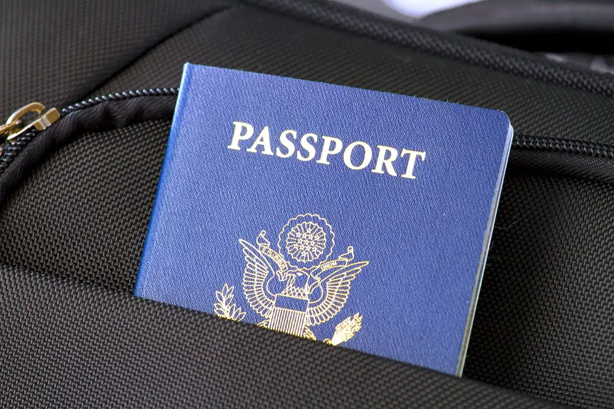 Valise ouverte avec documents et carnet de voyage préparés
