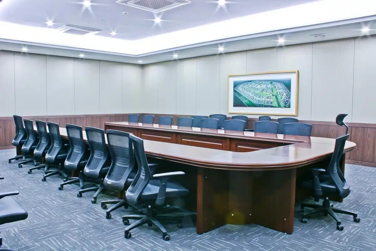 Salle de réunion associative avec table et chaises utilisée pour des permanences