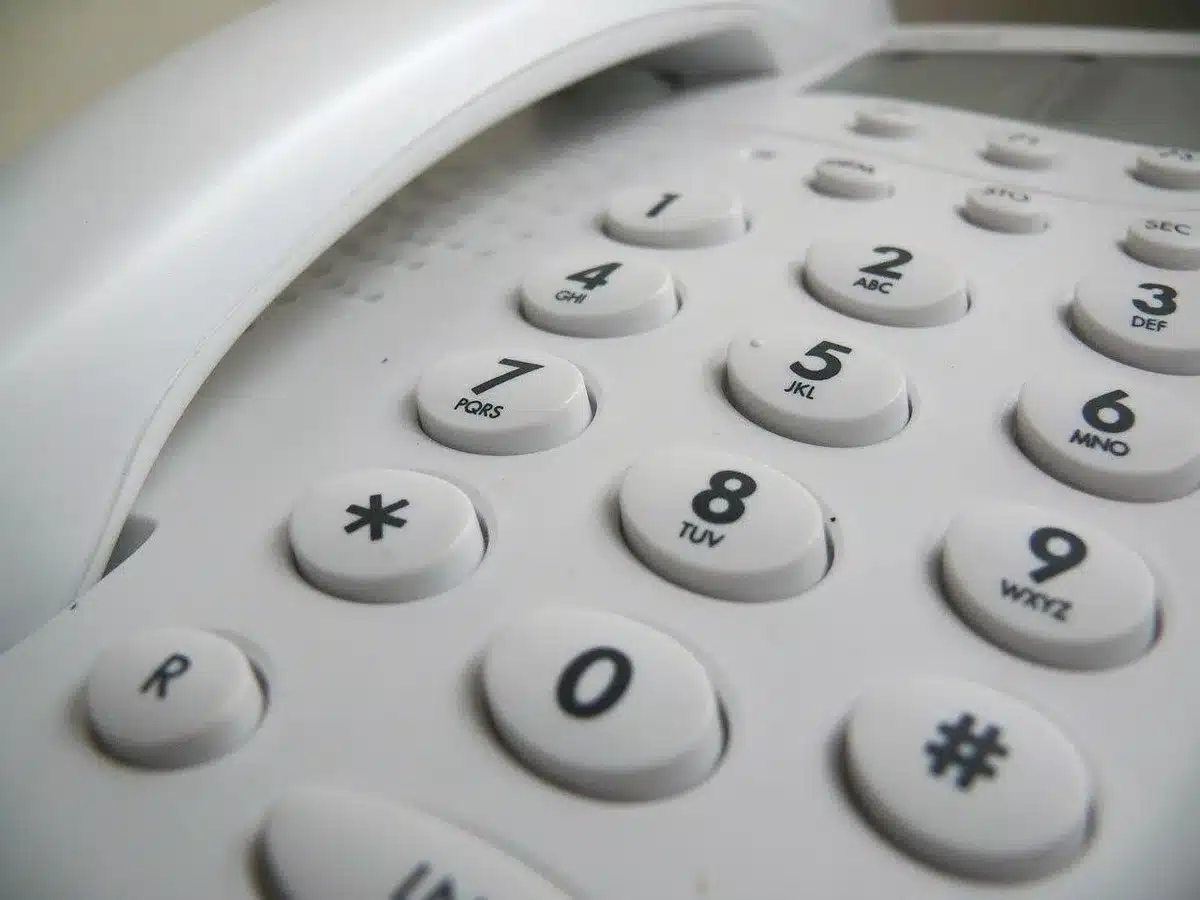 Exemple de site affichant téléphone, adresse et horaires visibles dans le pied de page