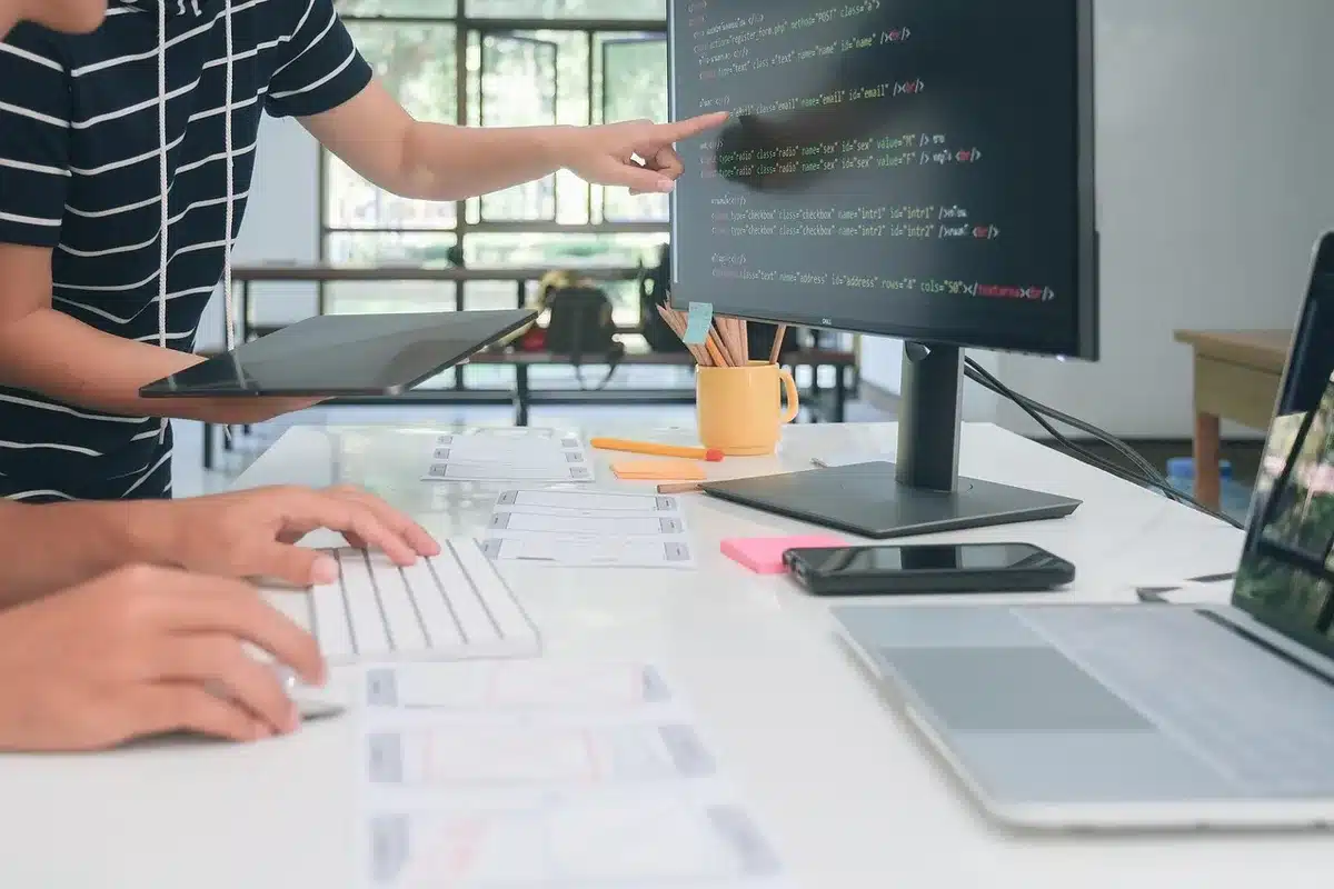 Personne consultant le code source HTML d'une page pour vérifier le texte visible
