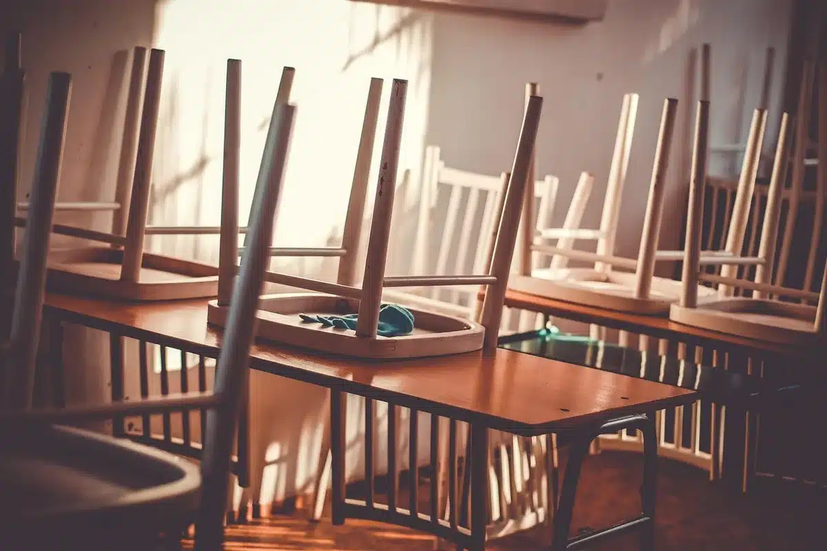 Devis d'artisans posés sur une table, prêts pour examen