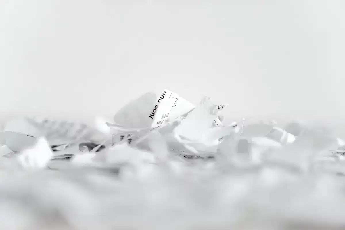 Personne calculant le budget de rénovation avec des papiers et une calculatrice