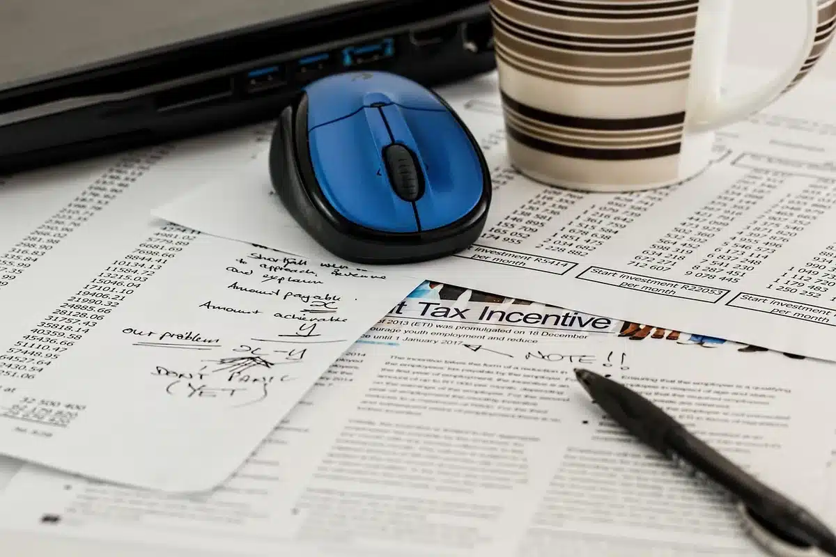 Bureau en journée avec des papiers de retraite et un calendrier 2026 sur la table