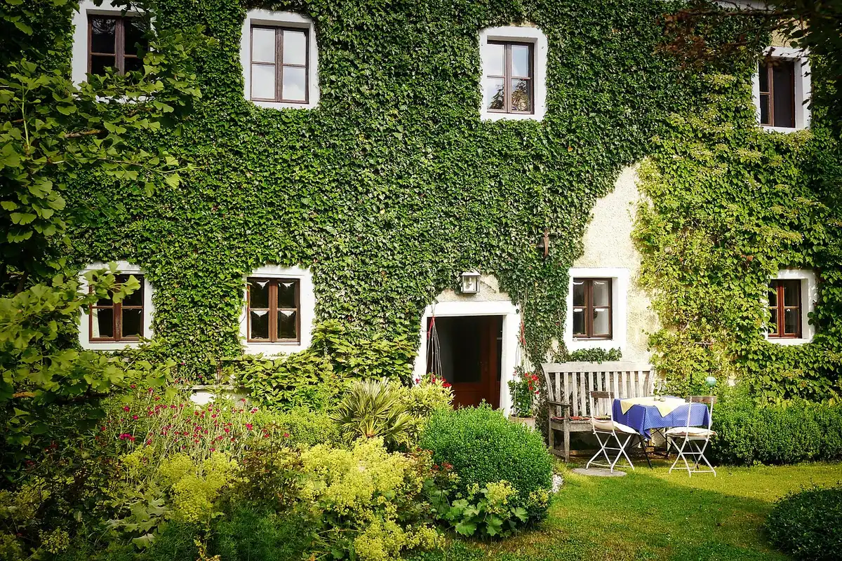 Jardin privé et façade de maison en pleine journée