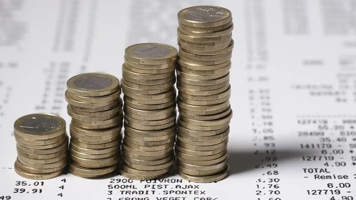 Document fiscal avec montant d'impôt réduit et pièces floues en arrière-plan