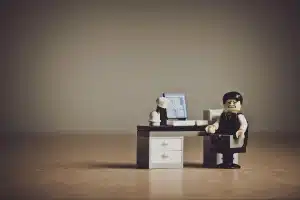 Mains anonymes examinant des graphiques financiers sur un bureau baigné de lumière du jour