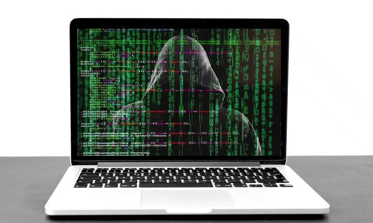 Ordinateur portable et notes de sécurité dans une salle de formation