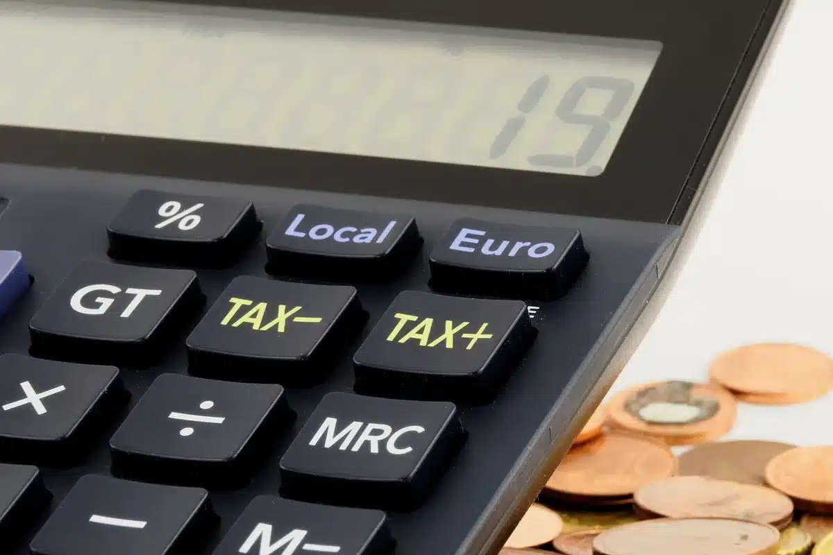 Fiche de paie et calculatrice montrant le montant horaire du Smic