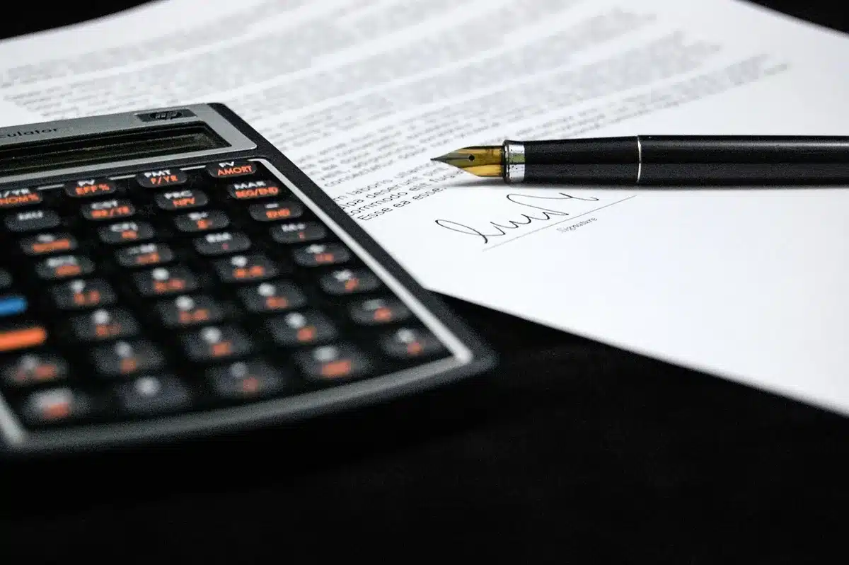 Documents comptables et calculatrice illustrant l'amortissement d'un bien